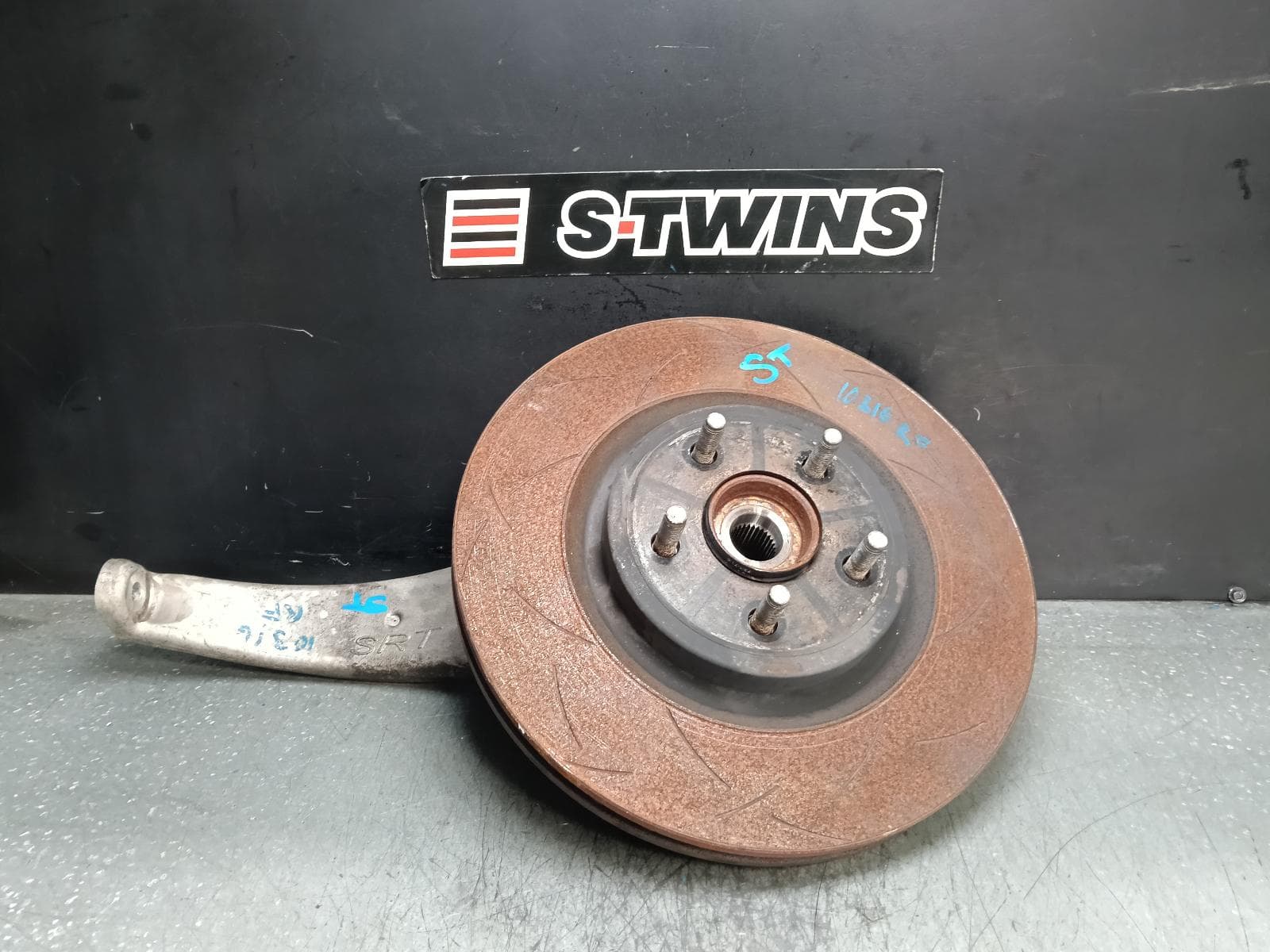 Used auto part listing image: 2017 JEEP GRANDCHEROKEE RIGHT FRONT HUB ASSEMBLY WK, 4WD, SRT, 09/16-02/22 0000383515