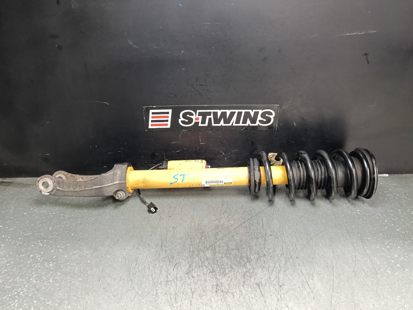 Used auto part listing image: 2017 JEEP GRANDCHEROKEE RIGHT FRONT STRUT WK, SRT TYPE, 09/16-02/22 0000383516
