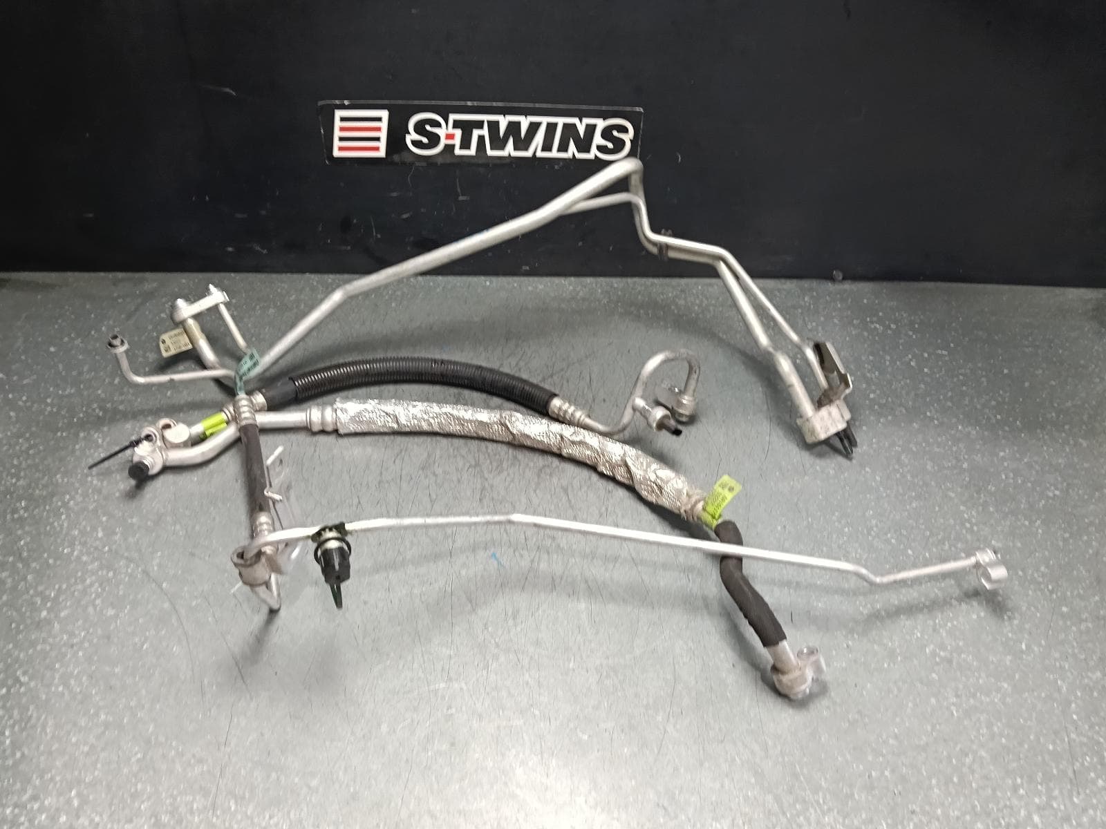 Used auto part listing image: 2017 JEEP GRANDCHEROKEE A C HOSES PETROL, 6.4, UNDER BONNET SET, WK, 01/12-02/22 0000383521