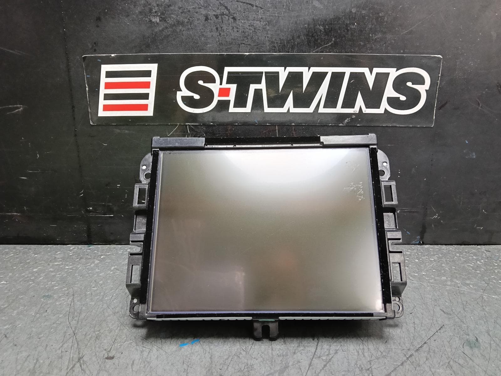 Used auto part listing image: 2017 JEEP GRANDCHEROKEE DISPLAY UNIT ONLY, UCONNECT 8.4IN, SAT NAV TYPE, WK, 10/16-02/22 0000383523