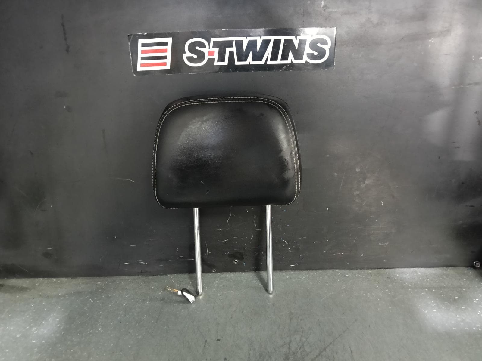 Used auto part listing image: 2017 JEEP GRANDCHEROKEE HEADREST RH FRONT, LEATHER, BLACK, W/ WHITE STITCHING, WK, 10/10-02/22 0000383527