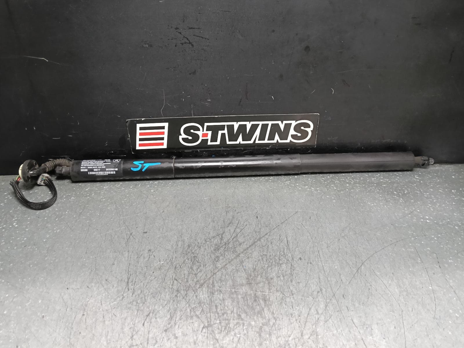 Used auto part listing image: 2017 JEEP GRANDCHEROKEE HATCH STRUT TAILGATE STRUT (LH SIDE), W/ POWER TAILGATE TYPE, WK, 04/13-02/22 0000383528