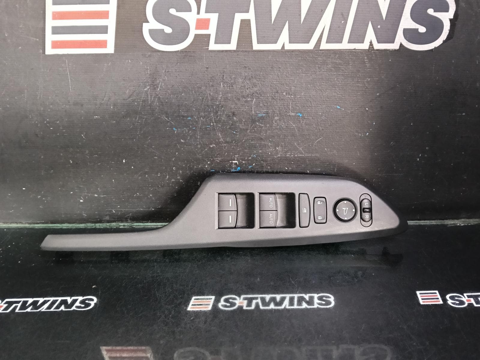 Used auto part listing image: 2017 HONDA CIVIC PWR DR WIND SWITCH RH FRONT (MASTER SWITCH), SEDAN, 10TH GEN, MANUAL FOLD TYPE, 05/16-08/21 0000380558