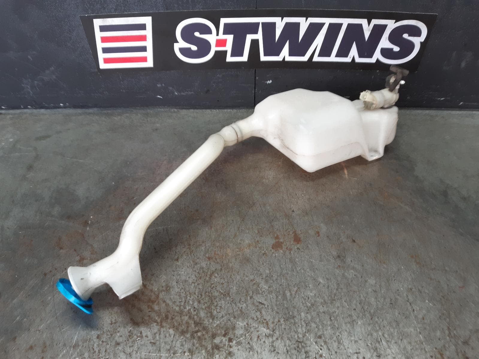 Used auto part listing image: 2015 HONDA ODYSSEY WASHER BOTTLE RC1, 02/14-03/22 0000253774