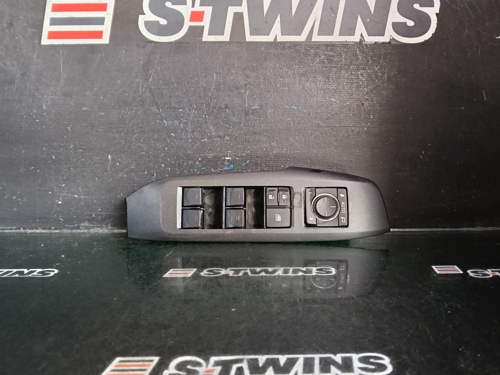 Used auto part listing image: 2014 LEXUS NX PWR DR WIND SWITCH RH FRONT (MASTER SWITCH), NON CHROME INSERT, AGZ/AYZ, 02/14-09/17 0000381054