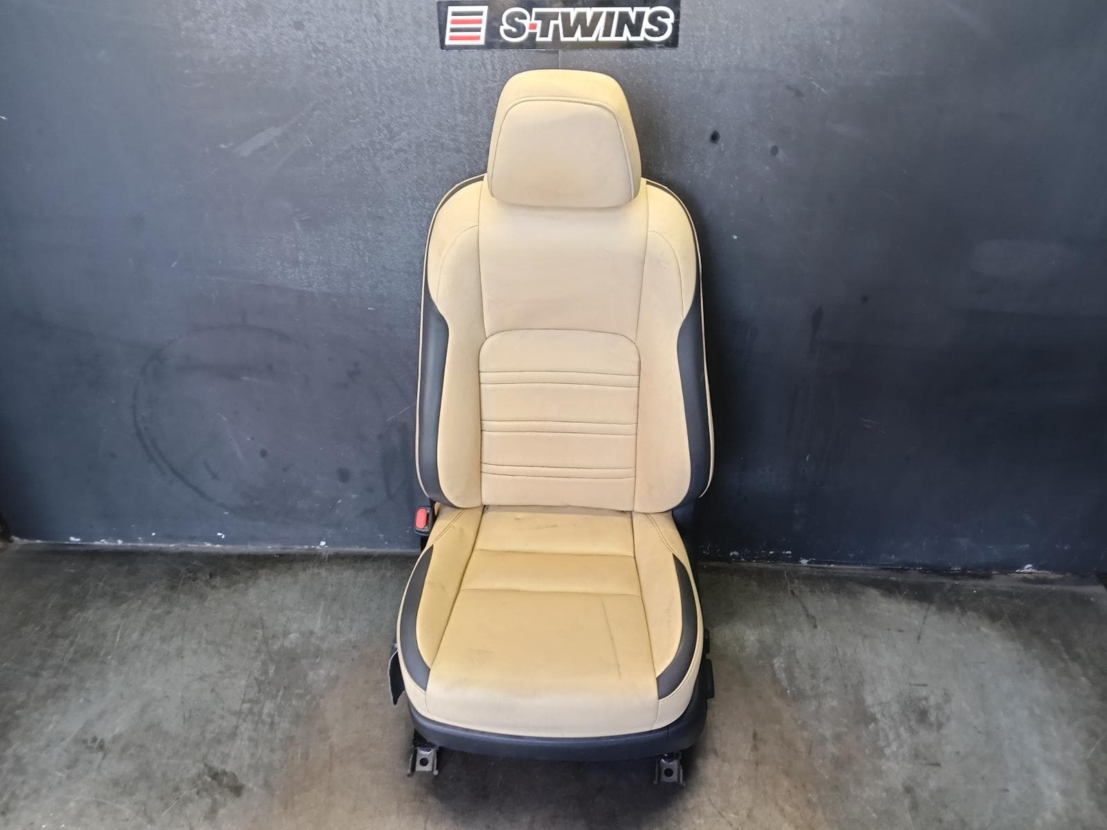 Used auto part listing image: 2014 LEXUS NX FRONT SEAT LH FRONT, AGZ/AYZ#, LEATHER, BLACK W/ TAN, SPORTS LUXURY, 02/14-12/21 0000380949