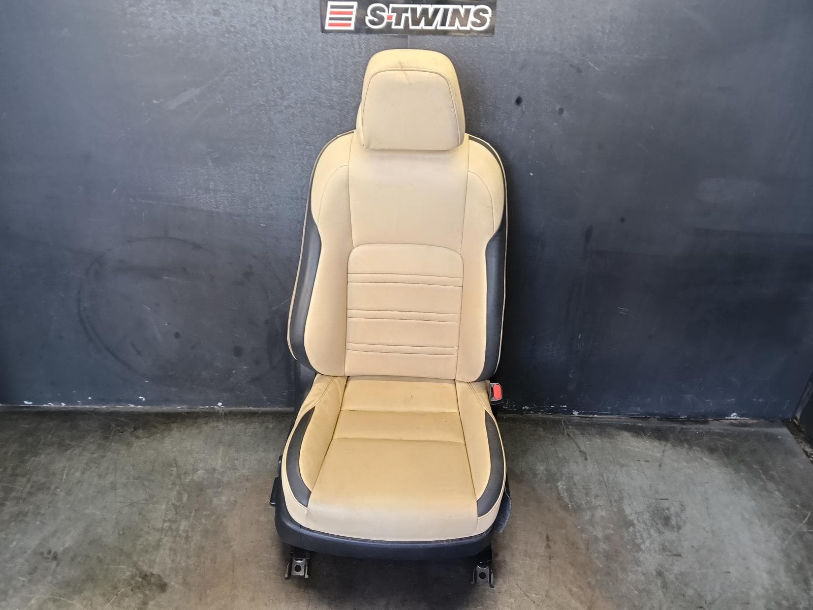 Used auto part listing image: 2014 LEXUS NX FRONT SEAT RH FRONT, AGZ/AYZ#, LEATHER, BLACK W/ TAN, SPORTS LUXURY, 02/14-12/21 0000380948