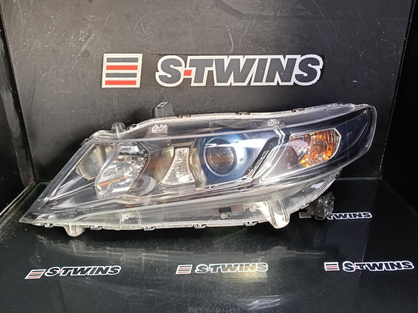 Used auto part listing image: 2012 HONDA ODYSSEY LEFT HEADLAMP RB, XENON, BLUE RING TYPE, 04/09-01/14 0000381550