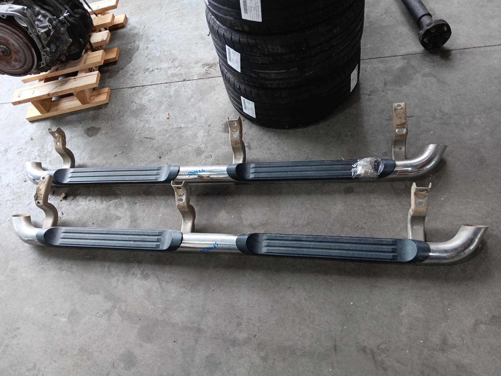 Used auto part listing image: 2015 MAZDA BT50 SIDE STEP SKIRT DUAL CAB, ASSY (LH & RH), STEEL TUBULAR STEP TYPE, CHROME, UP-UR, 10/11-06/20 0000370143