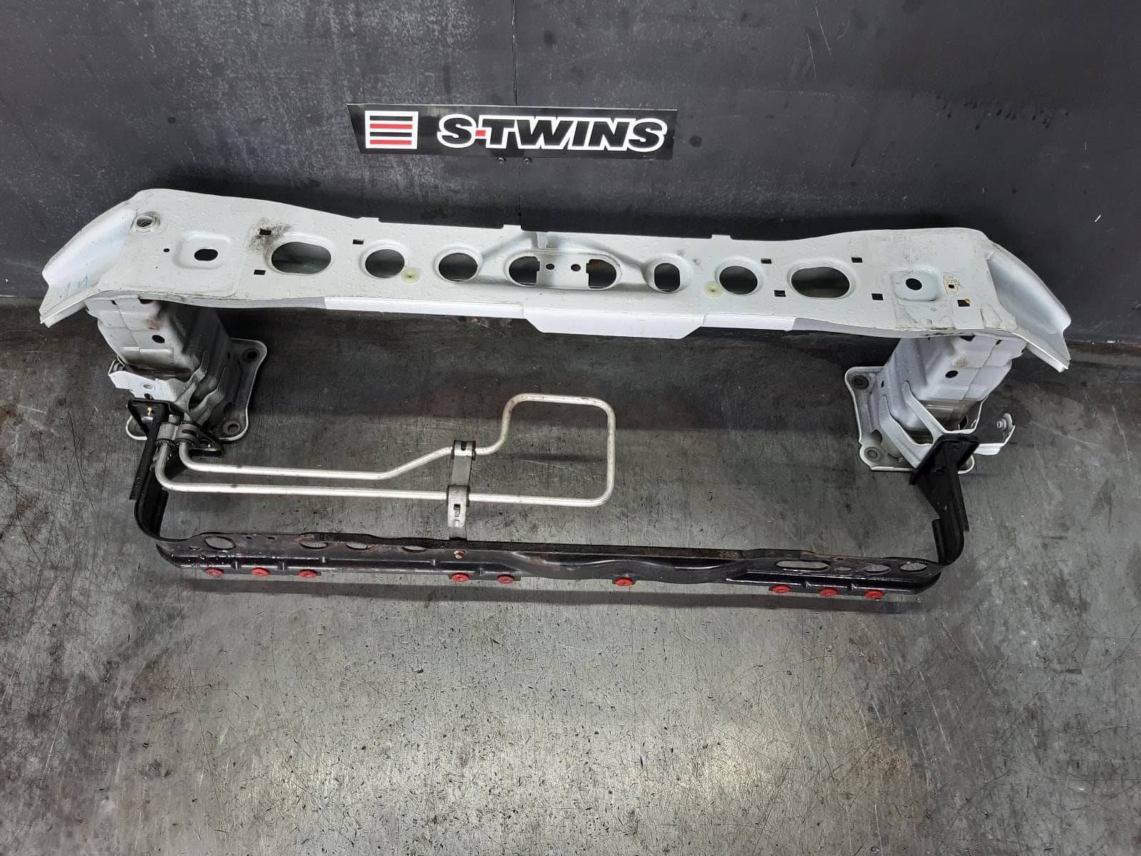Used auto part listing image: 2013 FORD FOCUS F BAR REINFORC BRACK MAIN REINFORCEMENT, LW, 05/11-08/15 0000349770