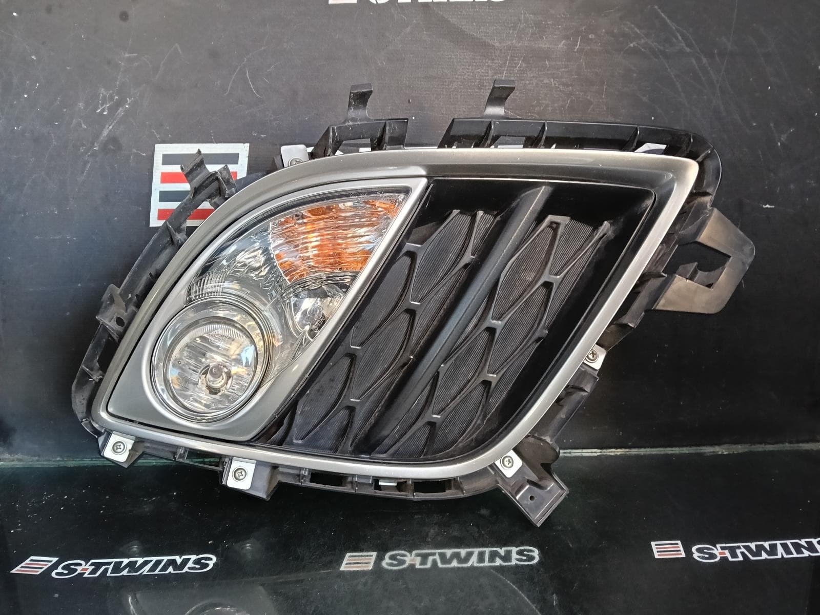 Used auto part listing image: 2010 MAZDA CX7 RIGHT INDICATOR FOG SIDE BUMPER FOGLAMP, ER, 06/09-02/12 0000381925