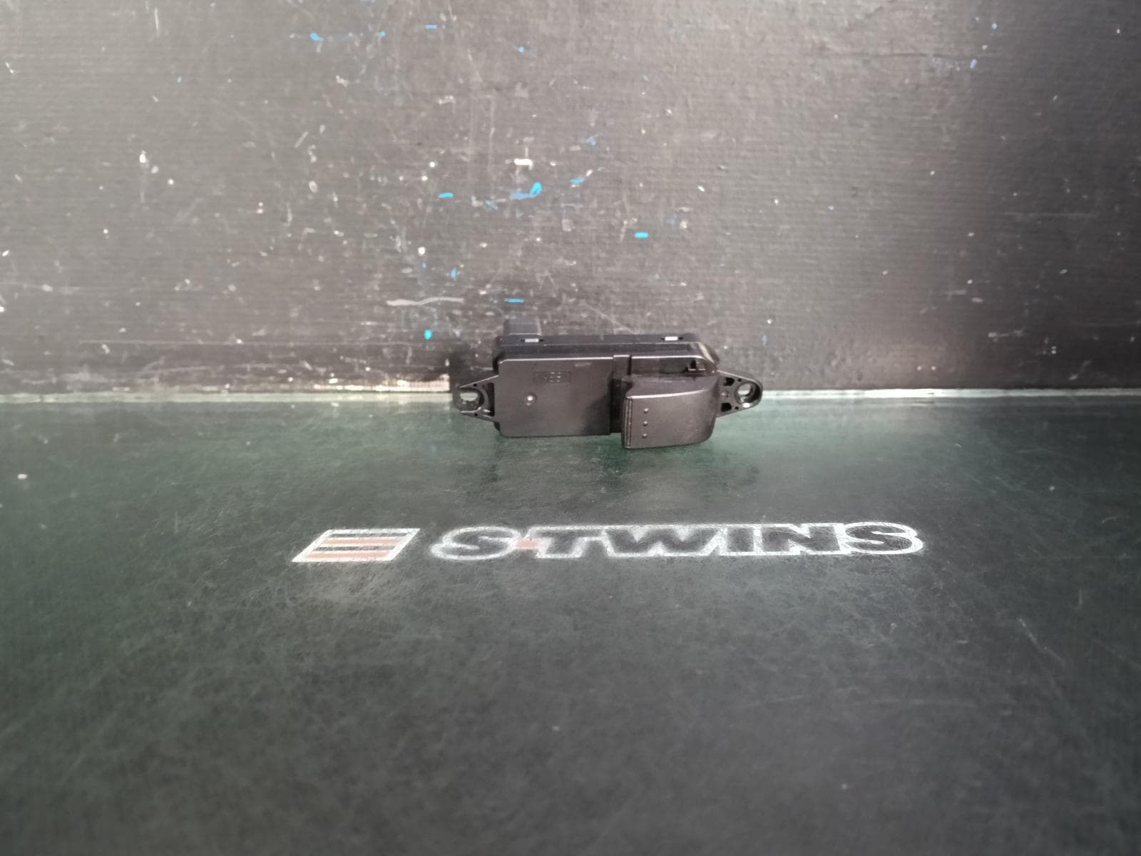 Used auto part listing image: 2010 MAZDA CX7 PWR DR WIND SWITCH LH FRONT, BLACK, ER, 06/09-02/12 0000381934