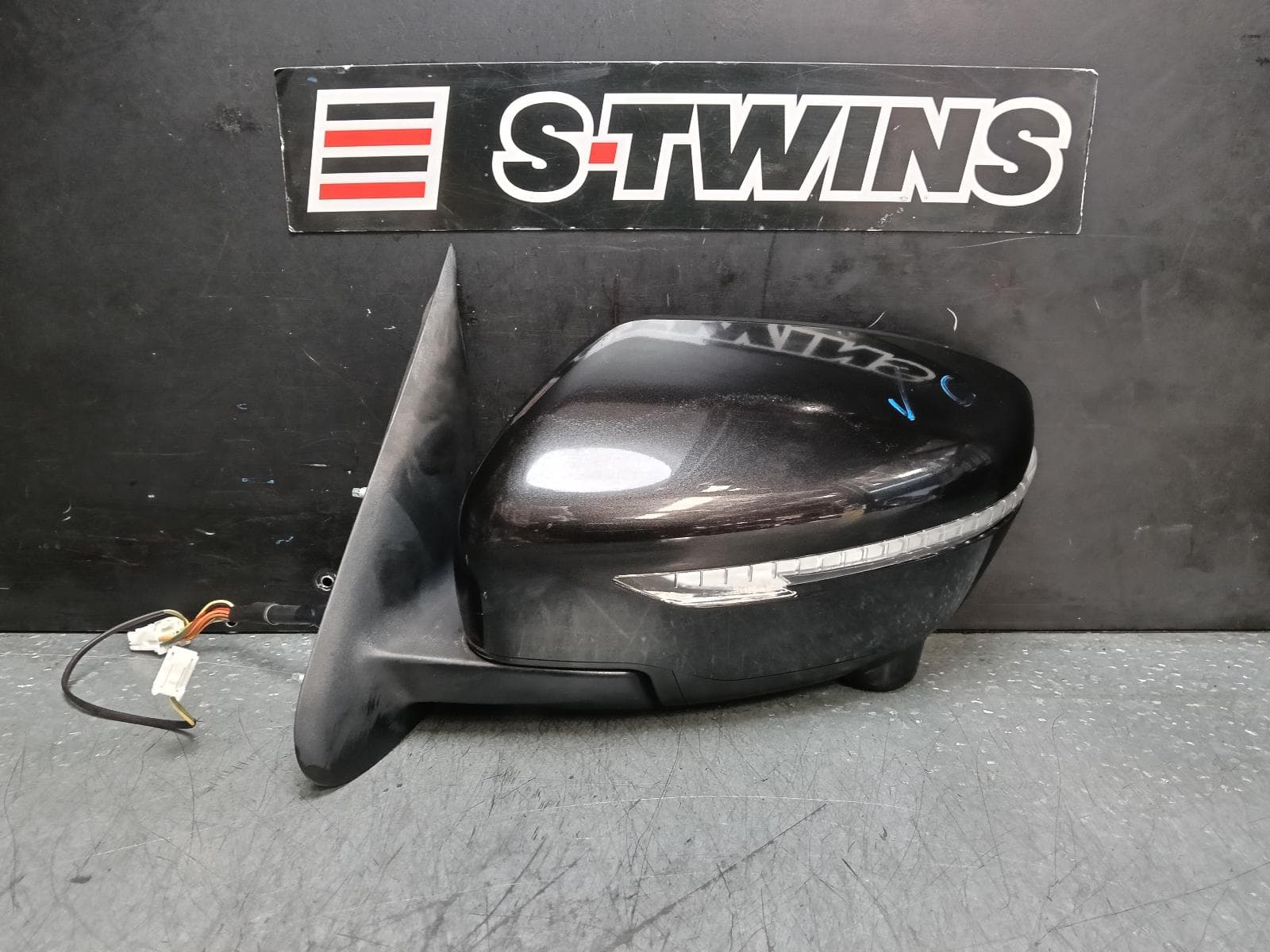 Used auto part listing image: 2016 NISSAN JUKE LEFT DOOR MIRROR F15, POWER FOLDING, W/ INDICATOR & CAMERA TYPE, 01/15-12/19 0000381851