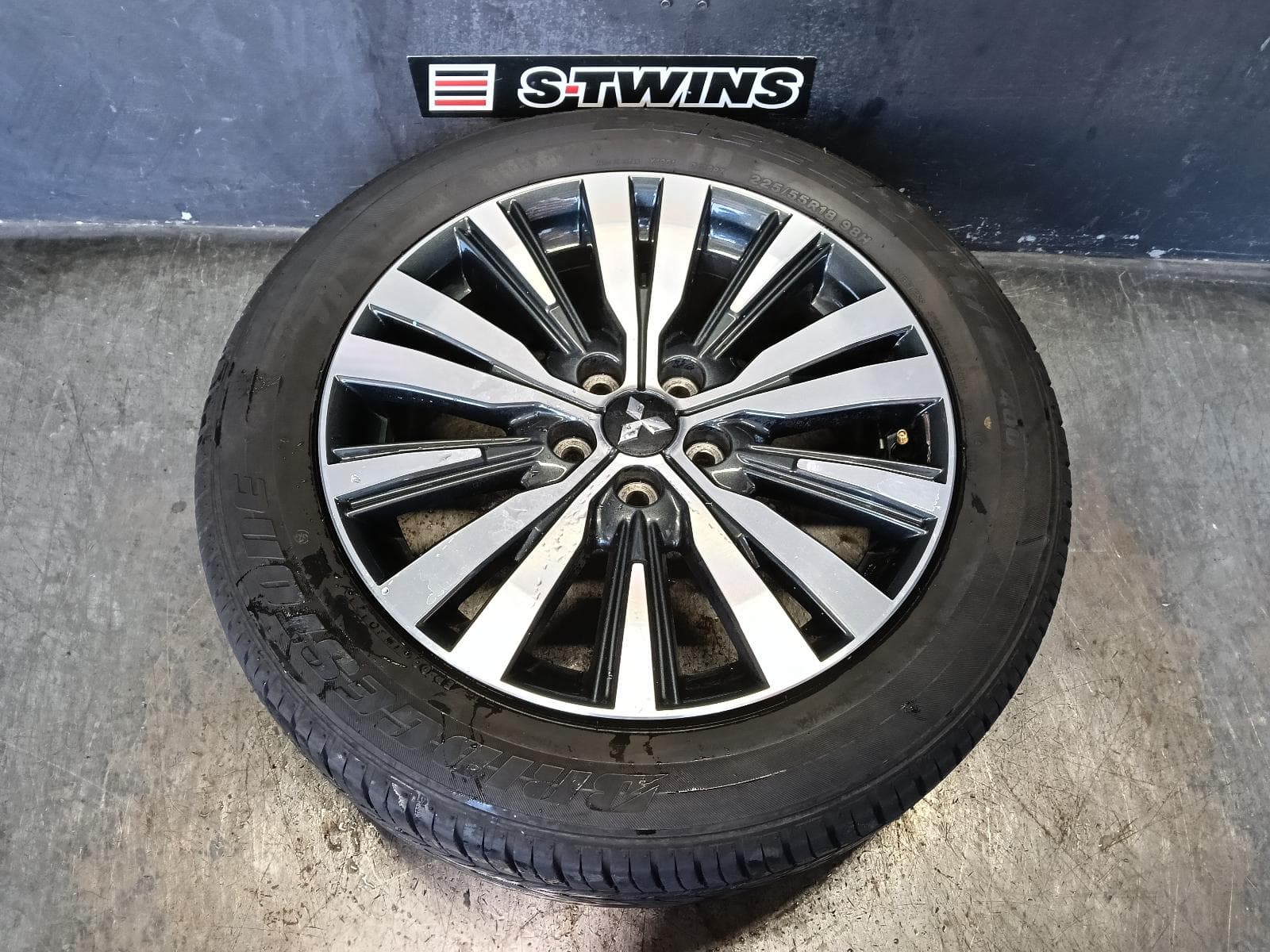 Used auto part listing image: 2019 MITSUBISHI OUTLANDER WHEEL MAG FACTORY, 18X7IN, 15 SPOKE, BLACK CHROME, ZL, 07/18-07/21 0000382493