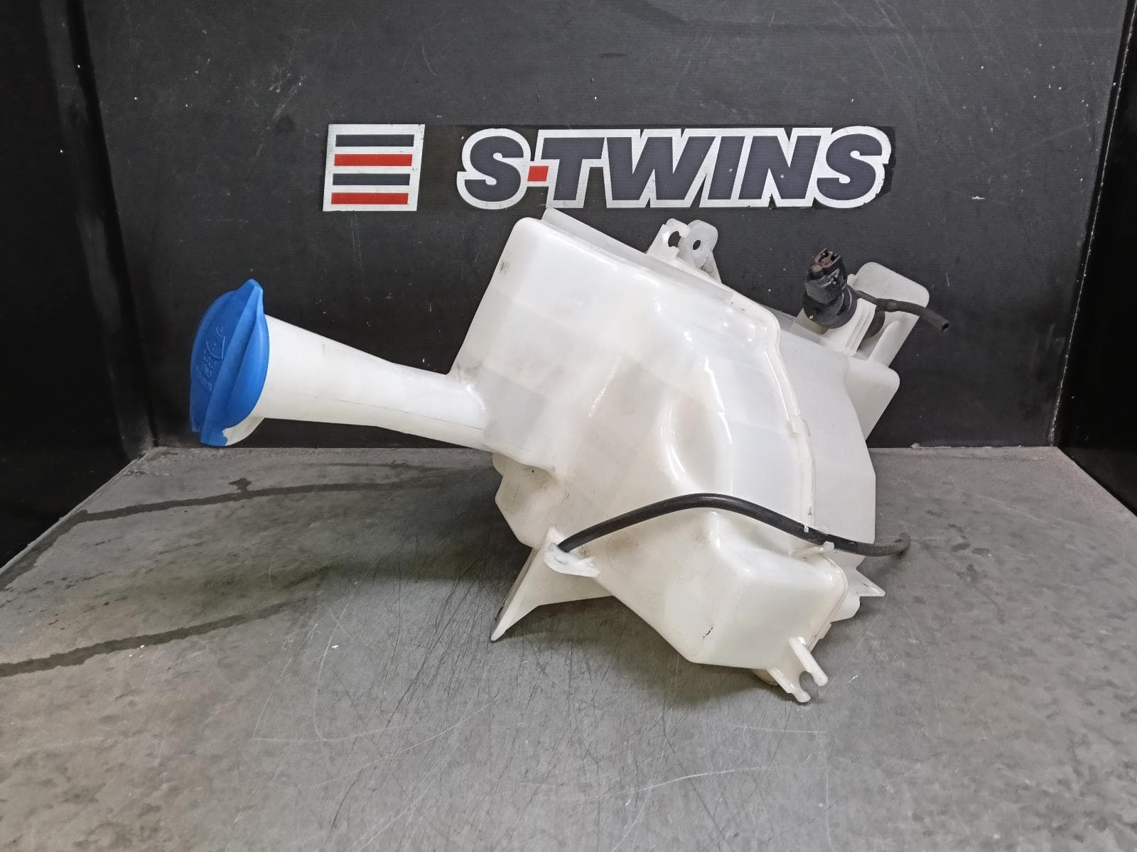 Used auto part listing image: 2016 HYUNDAI ELANTRA WASHER BOTTLE AD, 12/15-12/20 0000383014