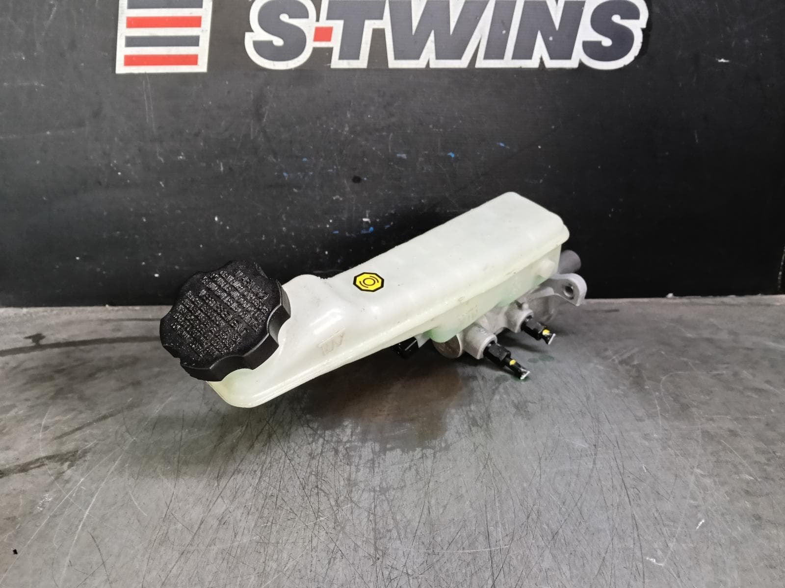 Used auto part listing image: 2016 HYUNDAI ELANTRA MASTER CYLINDER AD, 12/15-12/20 0000383013