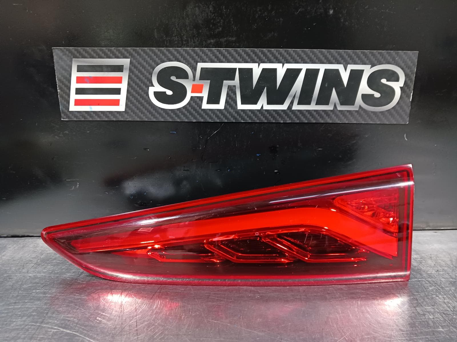 Used auto part listing image: 2020 HYUNDAI KONA REAR GARNISH TAILGATE LAMP (RH SIDE), LED TYPE, OS, 09/17-10/20 0000226401