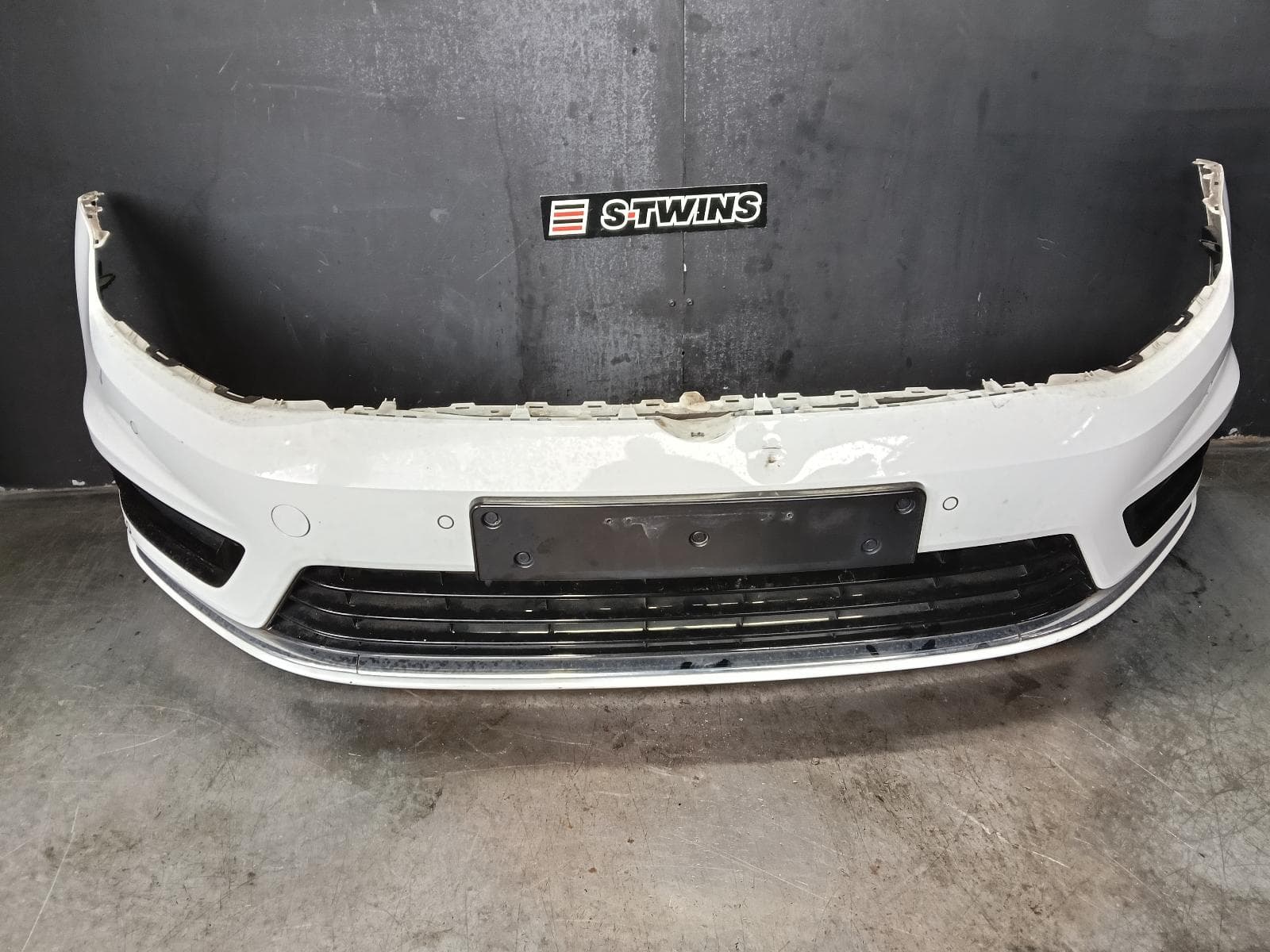 Used auto part listing image: 2015 VOLKSWAGEN GOLF FRONT BUMPER GEN 7, STANDARD/TRENDLINE, W/ PARK SENSOR, NON H/LAMP WASHER TYPE, 05/15-03/17 0000382698