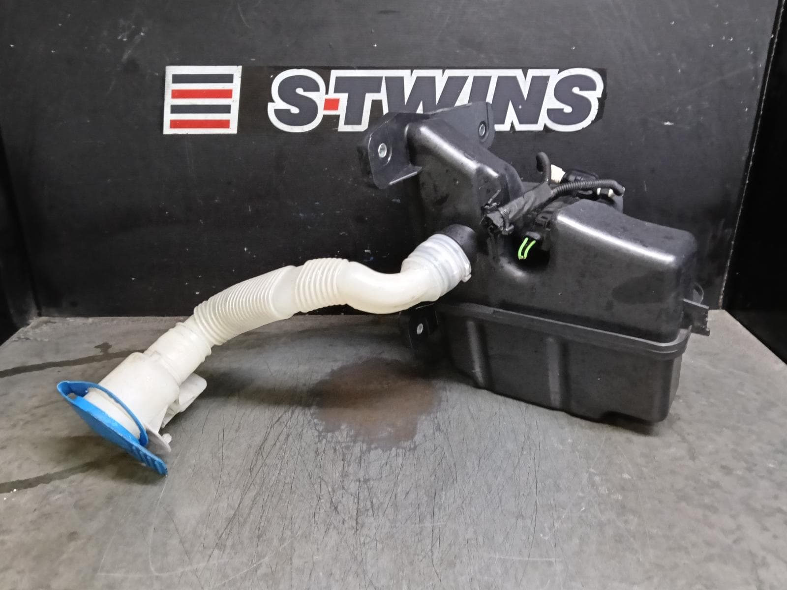 Used auto part listing image: 2015 VOLKSWAGEN GOLF WASHER BOTTLE GEN 5-GEN 6, NON H/LAMP WASHER TYPE, SINGLE PUMP, 06/04-12/15 0000383031