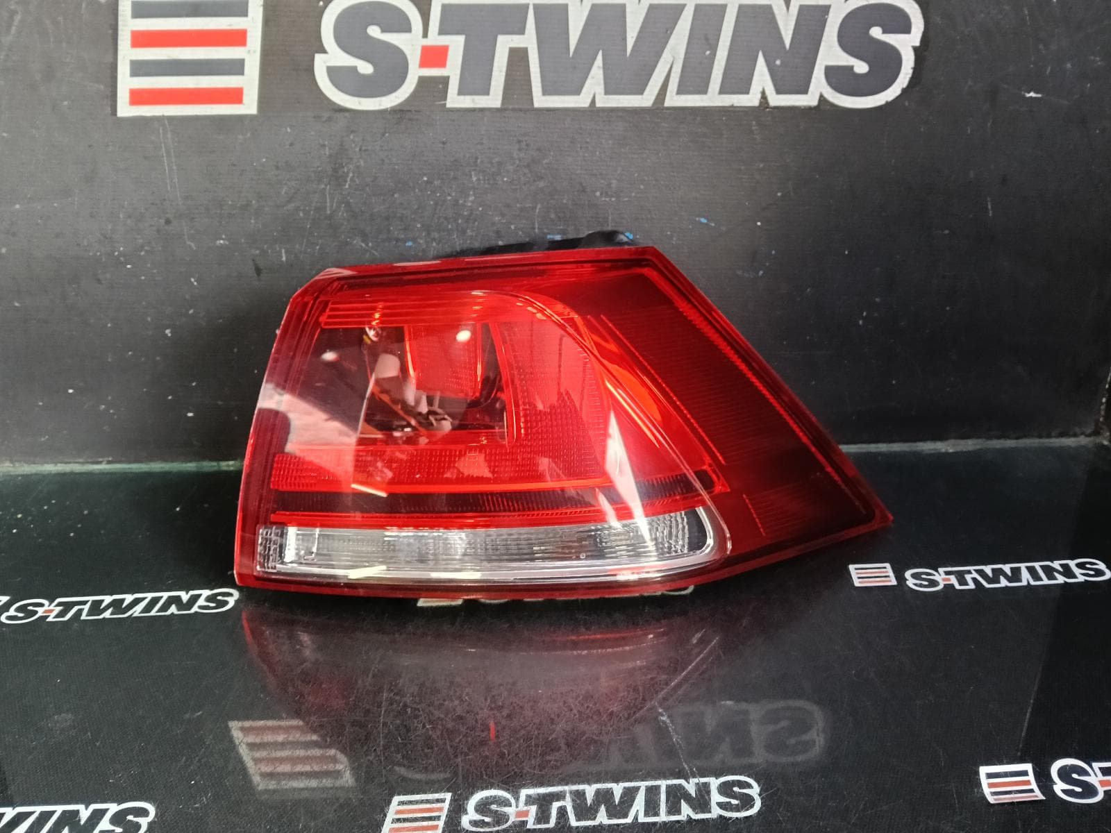 Used auto part listing image: 2015 VOLKSWAGEN GOLF RIGHT TAILLIGHT GEN 7, HATCH, STANDARD, TRENDLINE/COMFORTLINE, NON LED TYPE, NON TINTED TYPE, 11/12-03/17 0000383037