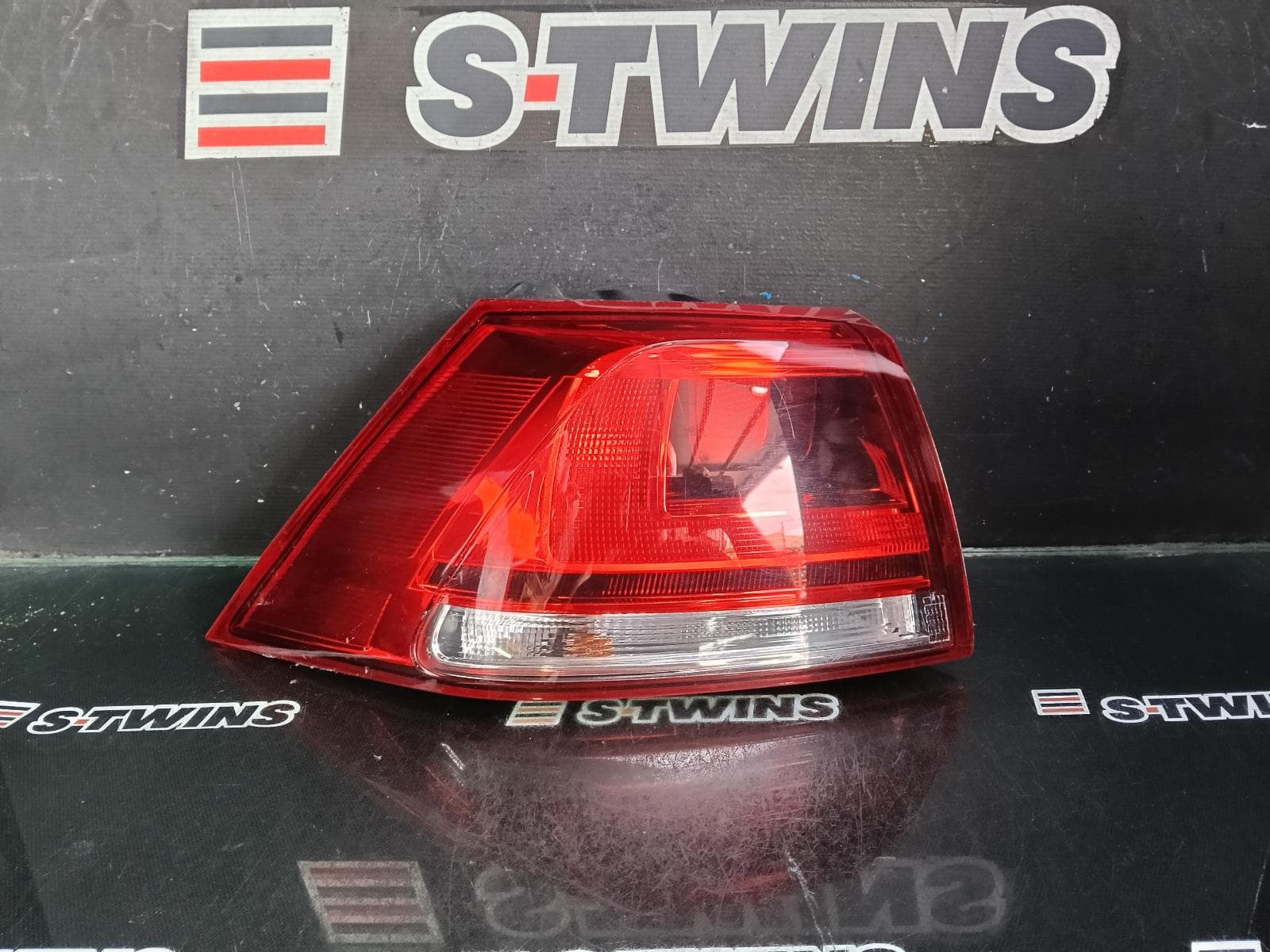 Used auto part listing image: 2015 VOLKSWAGEN GOLF LEFT TAILLIGHT GEN 7, HATCH, STANDARD, TRENDLINE/COMFORTLINE, NON LED TYPE, NON TINTED TYPE, 11/12-03/17 0000383038