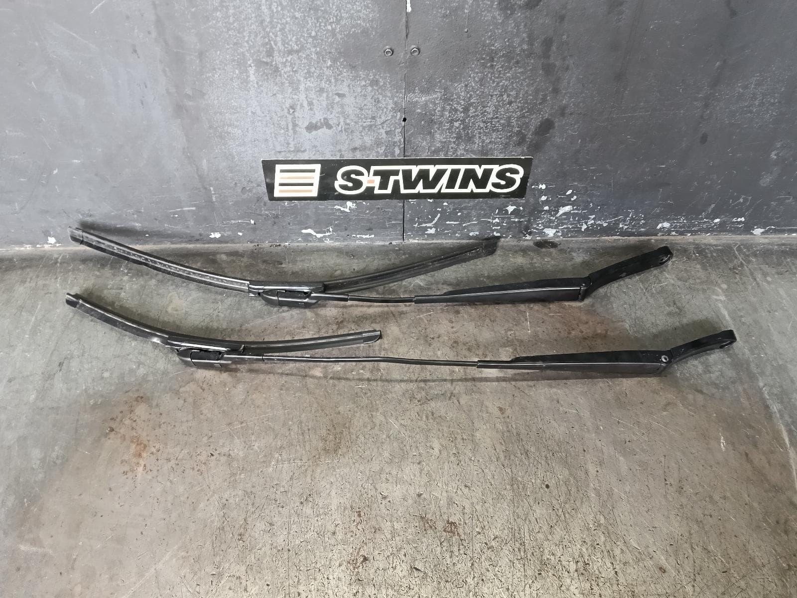 Used auto part listing image: 2015 VOLKSWAGEN GOLF WIPER ARM FRONT (PAIR), HATCH/WAGON, GEN 7, 11/12-08/20 0000383039