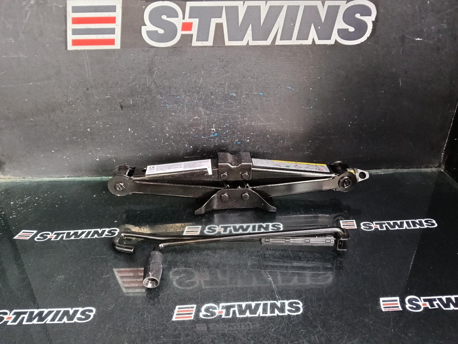 Used auto part listing image: 2015 VOLKSWAGEN GOLF JACK TOOL KIT GEN 7, 11/12-08/20 0000383046