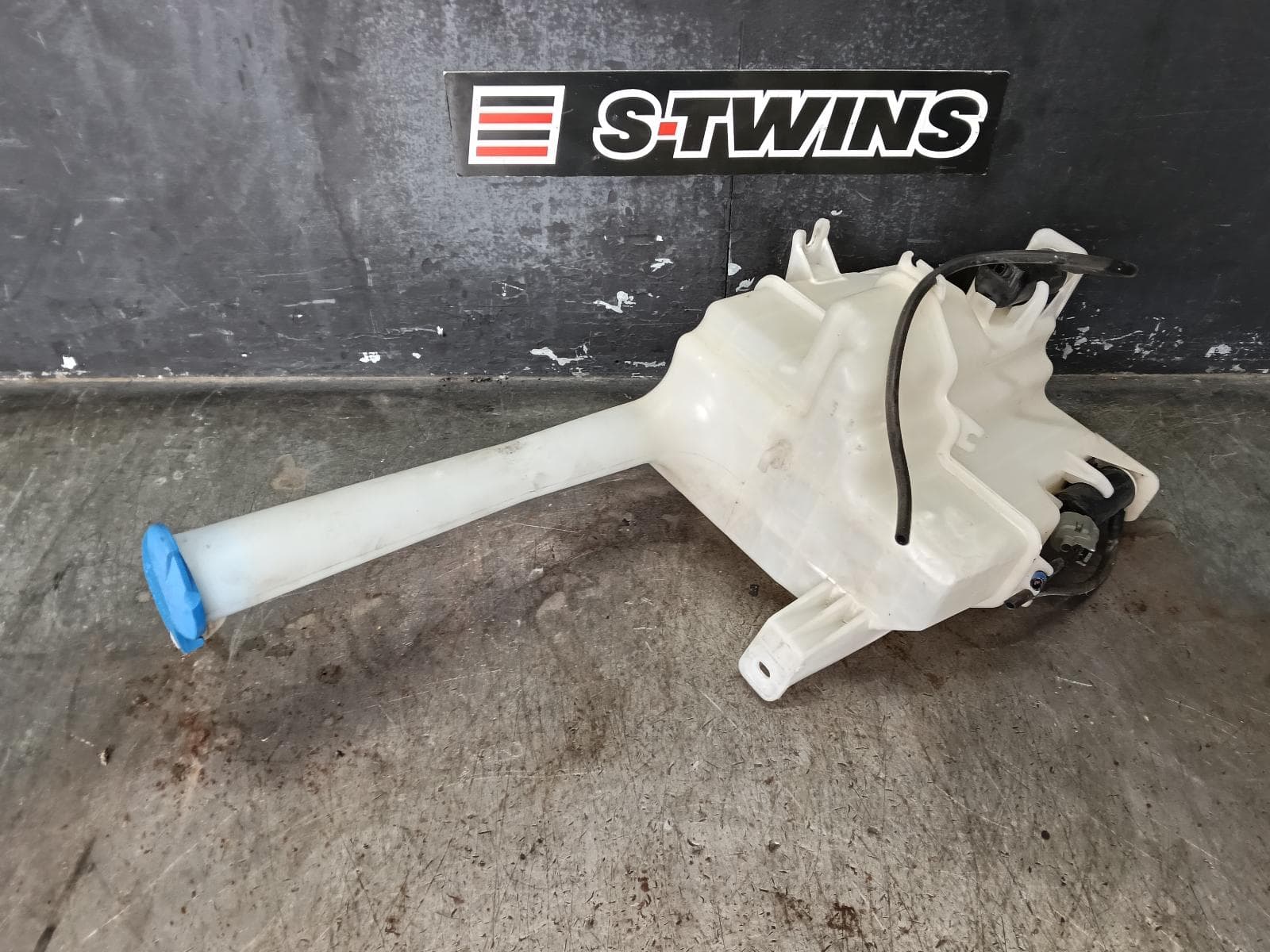 Used auto part listing image: 2011 HYUNDAI IX35 WASHER BOTTLE WASHER BOTTLE, LM SERIES, 11/09-09/13 0000383170