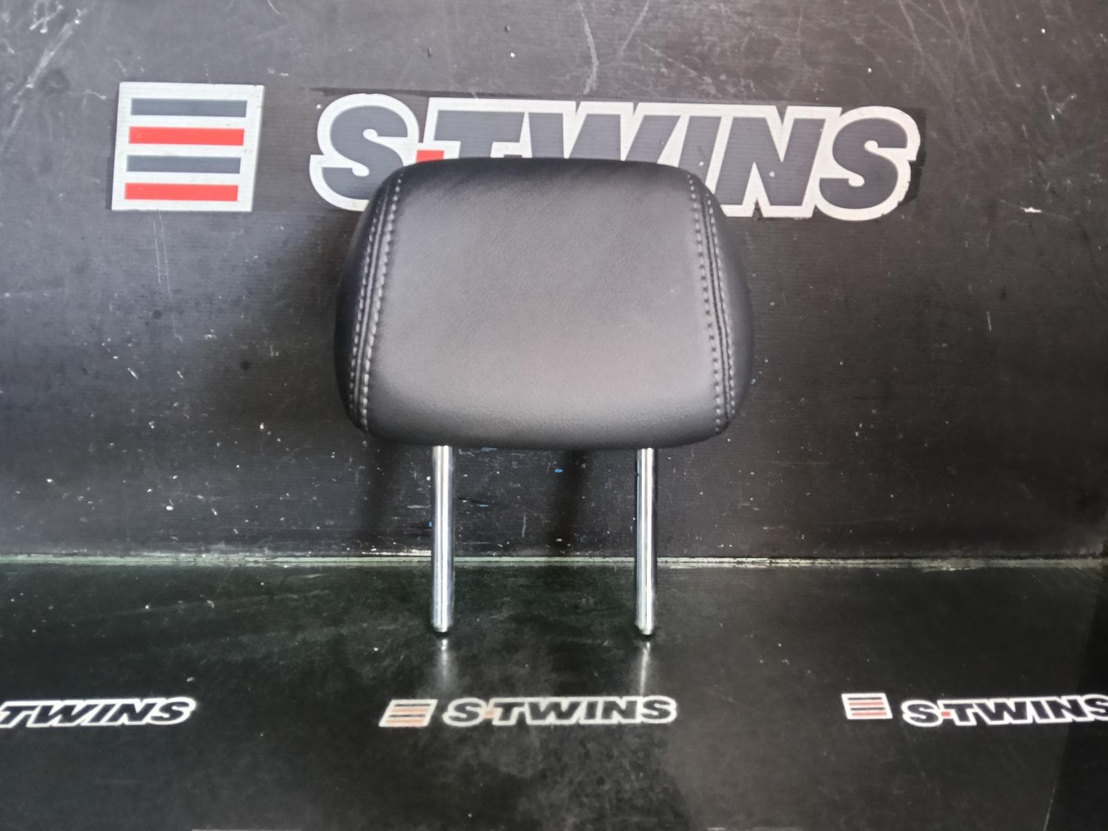 Used auto part listing image: 2017 NISSAN QASHQAI HEADREST J11, RH REAR, LEATHER, 12/13-07/21 0000383554