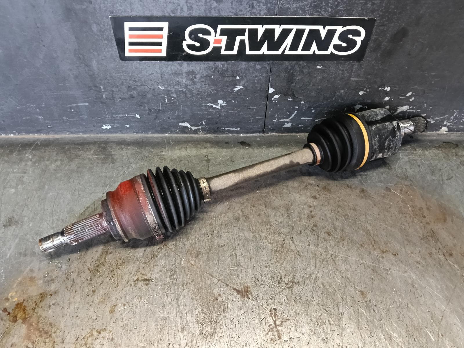 Used auto part listing image: 2016 MITSUBISHI OUTLANDER LEFT DRIVESHAFT FRONT, AWD, PETROL, 2.4, ZJ-ZL, 11/12-07/21 0000383572