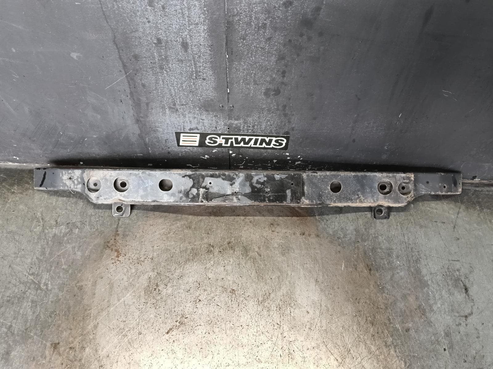 Used auto part listing image: 2013 JEEP GRANDCHEROKEE F BAR REINFORC BRACK MAIN REINFORCEMENT, WK, LAREDO/LIMITED, 10/10-03/13 0000102820