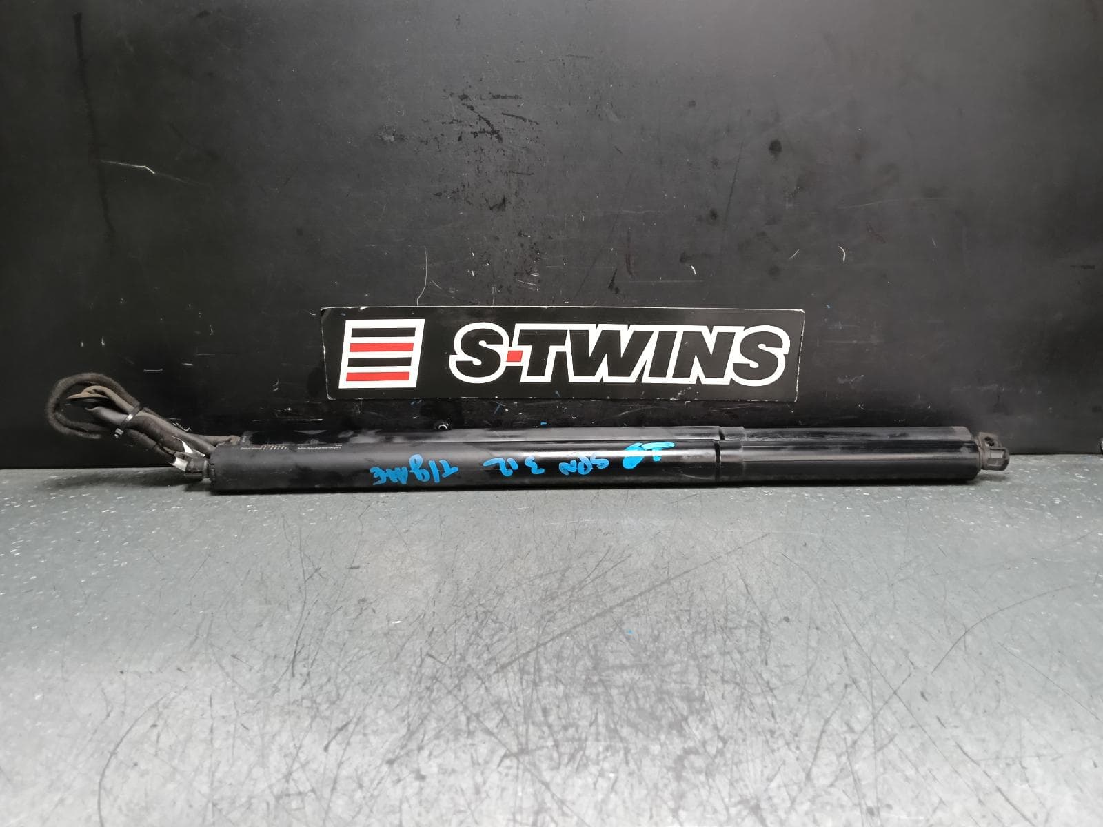 Used auto part listing image: 2015 HYUNDAI TUCSON HATCH STRUT TAILGATE LIFT MOTOR (PAIR), TL, 06/15-01/21 0000383313