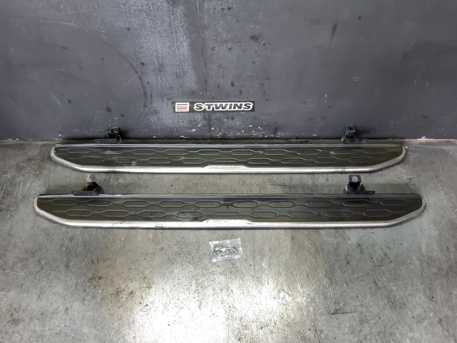 Used auto part listing image: 2017 LAND ROVER DISCOVERY SPORT SIDE STEP SKIRT L550, 01/15- 0000372093