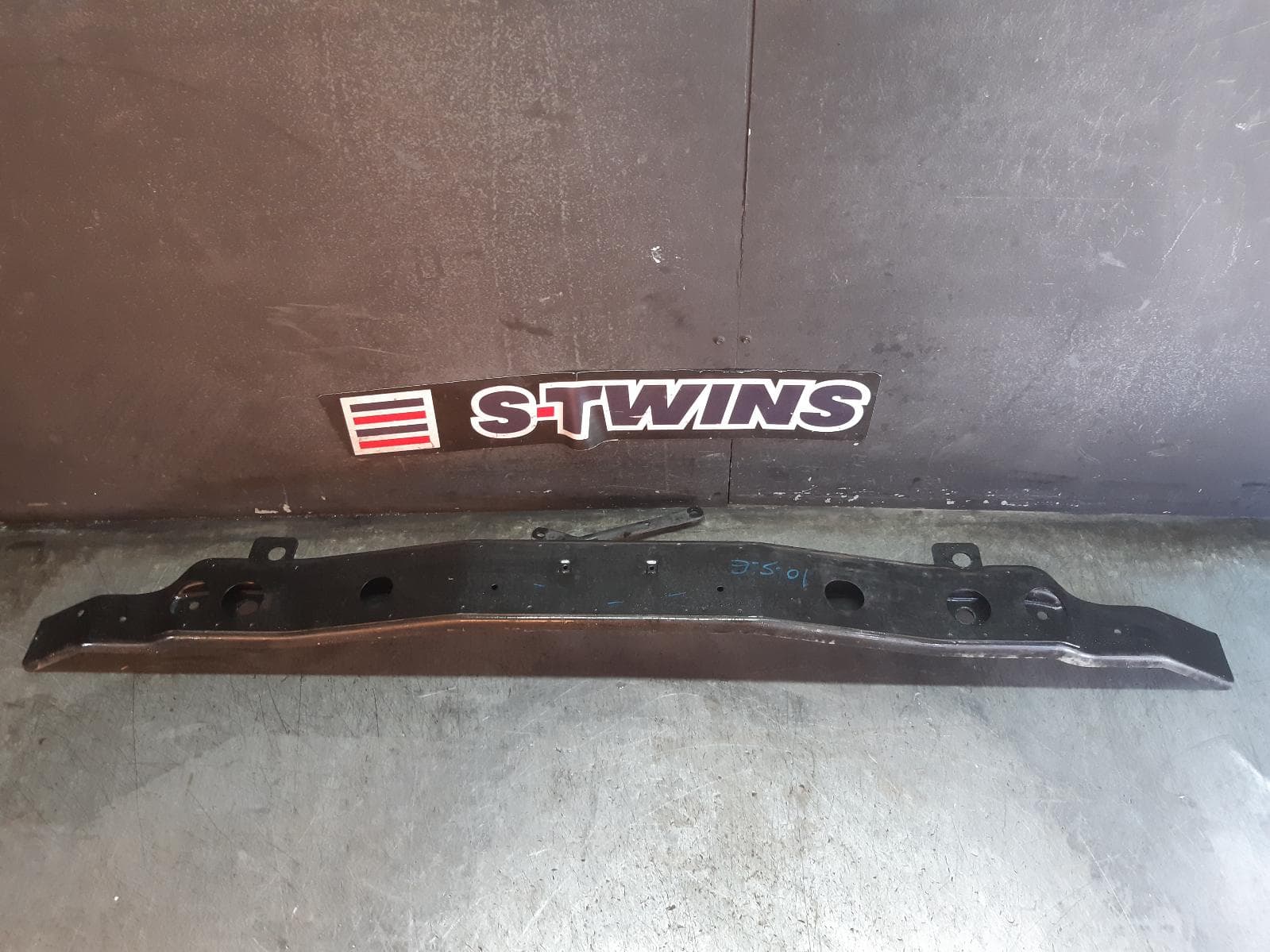 Used auto part listing image: 2014 JEEP GRANDCHEROKEE F BAR REINFORC BRACK MAIN REINFORCEMENT, WK, OVERLAND/SUMMIT, 04/13-09/16 0000220629