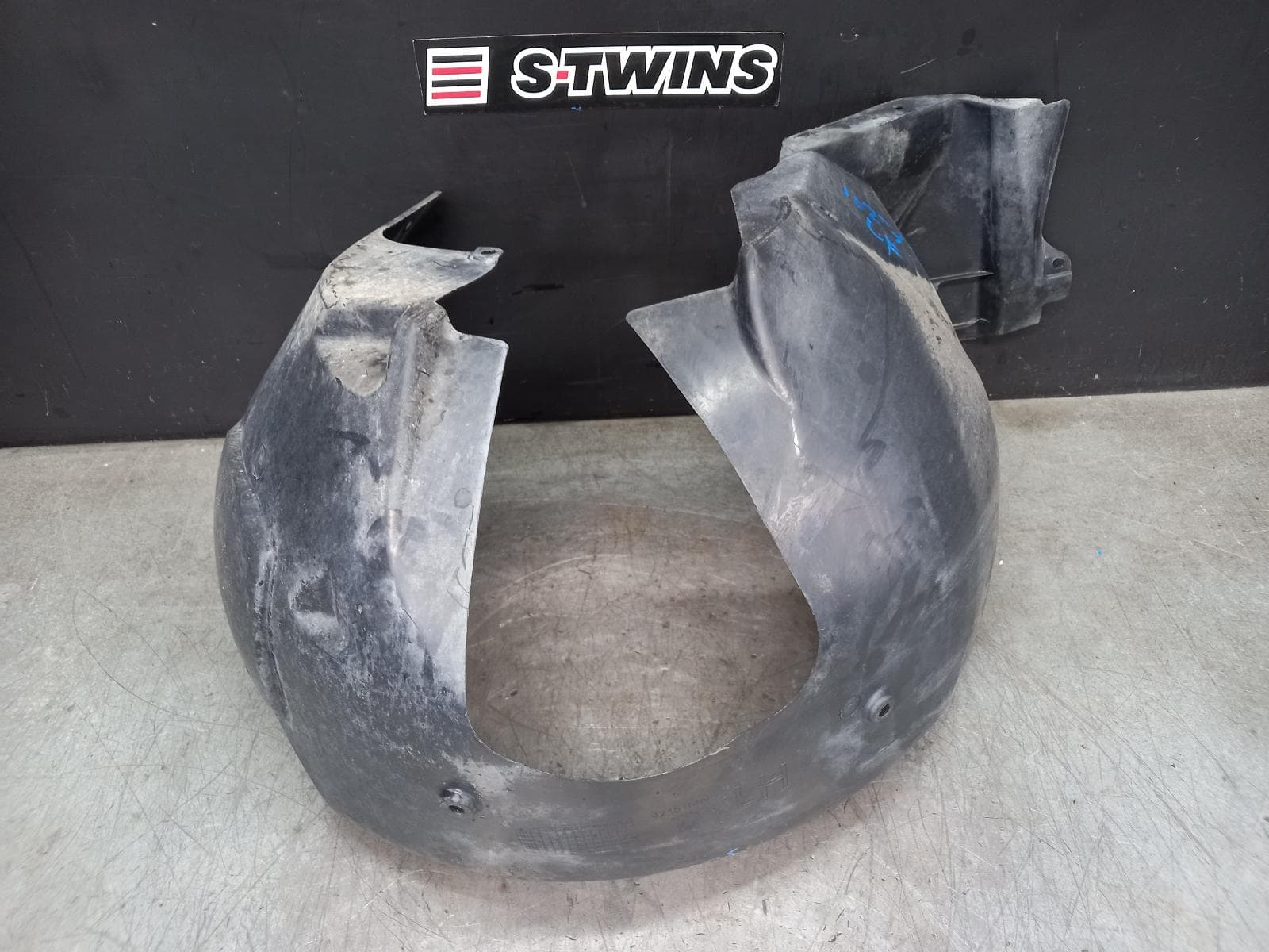 Used auto part listing image: 2010 HOLDEN COMMODORE LEFT GUARD LINER VE, FRONT, 08/06-05/13 0000383227