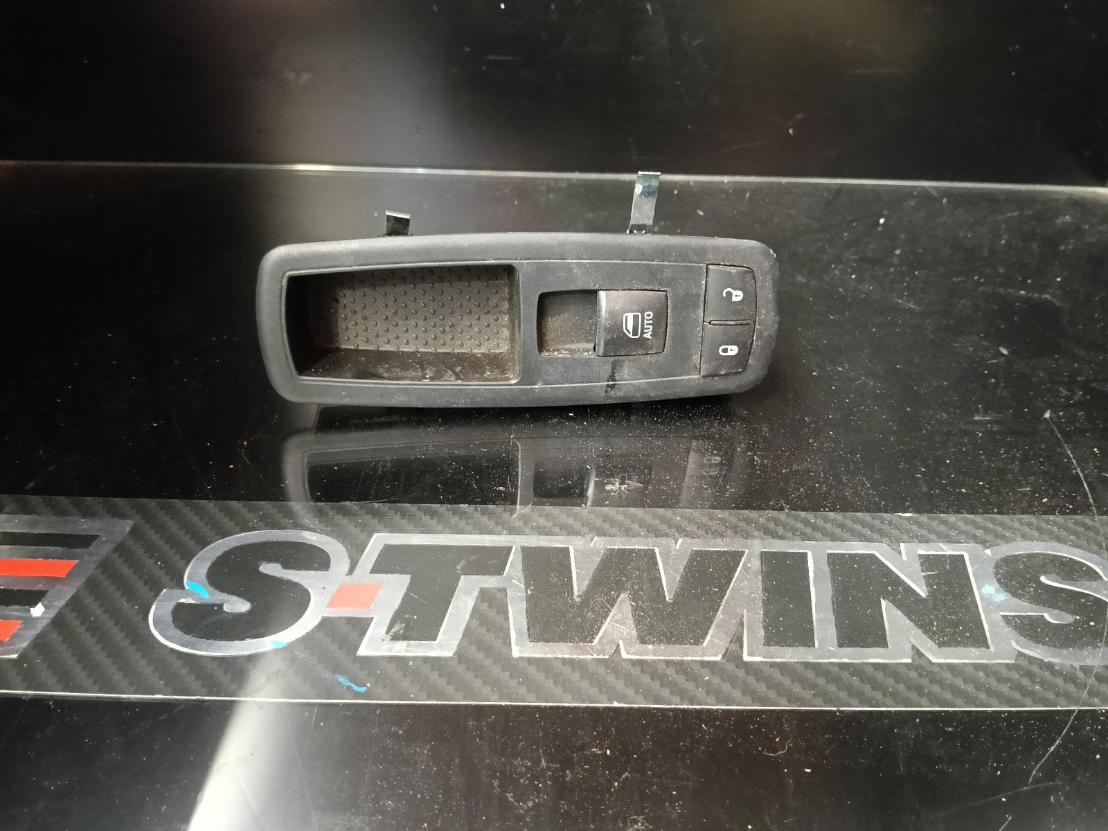 Used auto part listing image: 2014 JEEP GRANDCHEROKEE PWR DR WIND SWITCH LH FRONT, WK, 10/10-02/22 0000383847