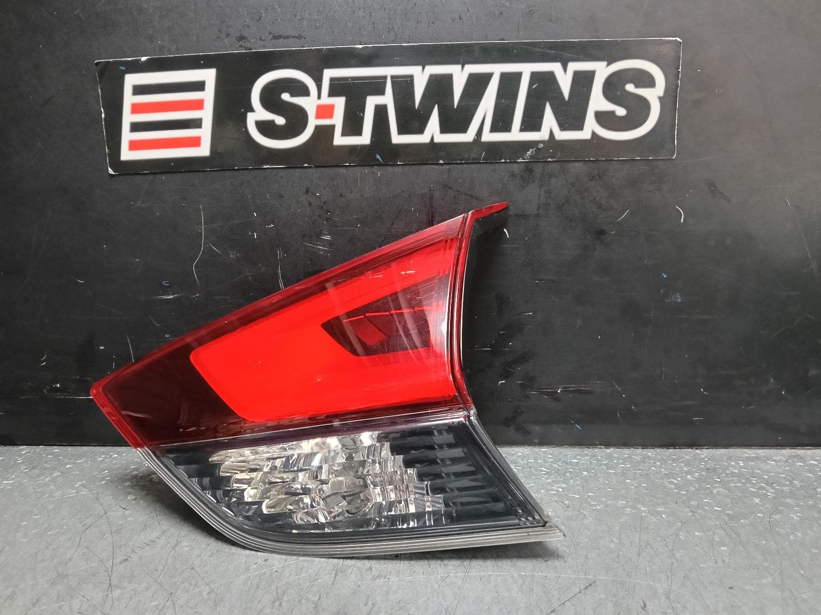 Used auto part listing image: 2018 NISSAN XTRAIL REAR GARNISH TAILGATE LAMP (LH SIDE), T32, 02/17-07/22 0000383531
