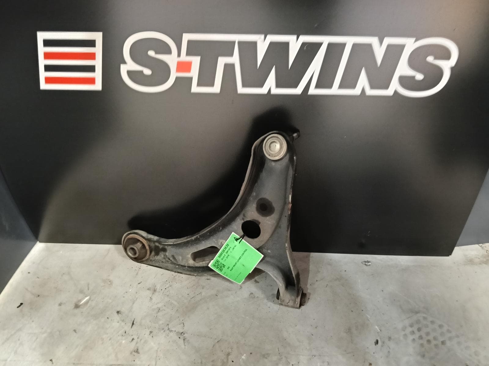 Used auto part listing image: 2018 SUBARU BRZ RIGHT FRONT LOWER CONTROL ARM Z1, 07/12-09/21 0000383630