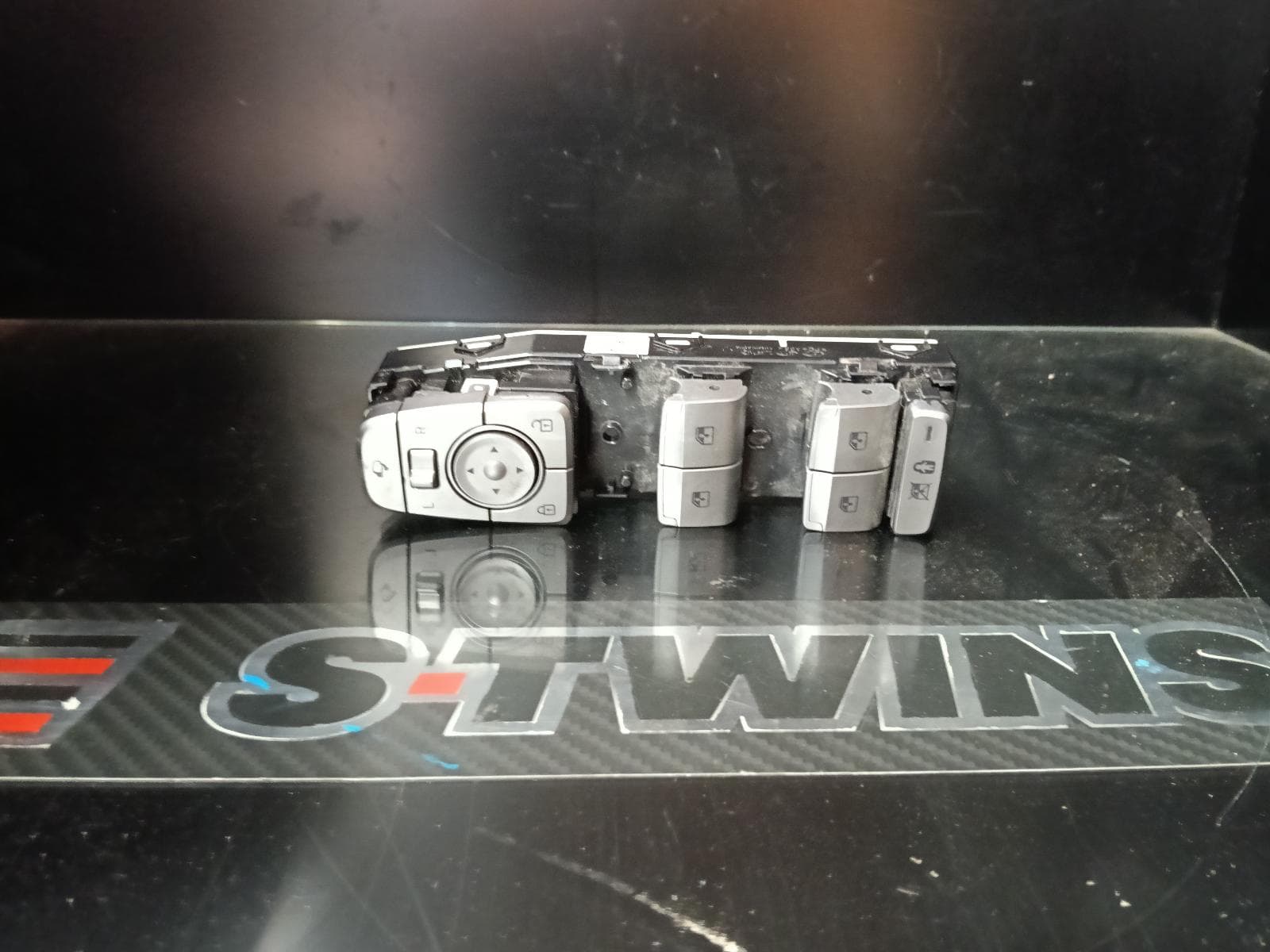 Used auto part listing image: 2021 HYUNDAI PALISADE PWR DR WIND SWITCH LX2, RH FRONT (MASTER SWITCH), W/ ELECTRIC SAFETY LOCK, 07/20-02/22 0000384821