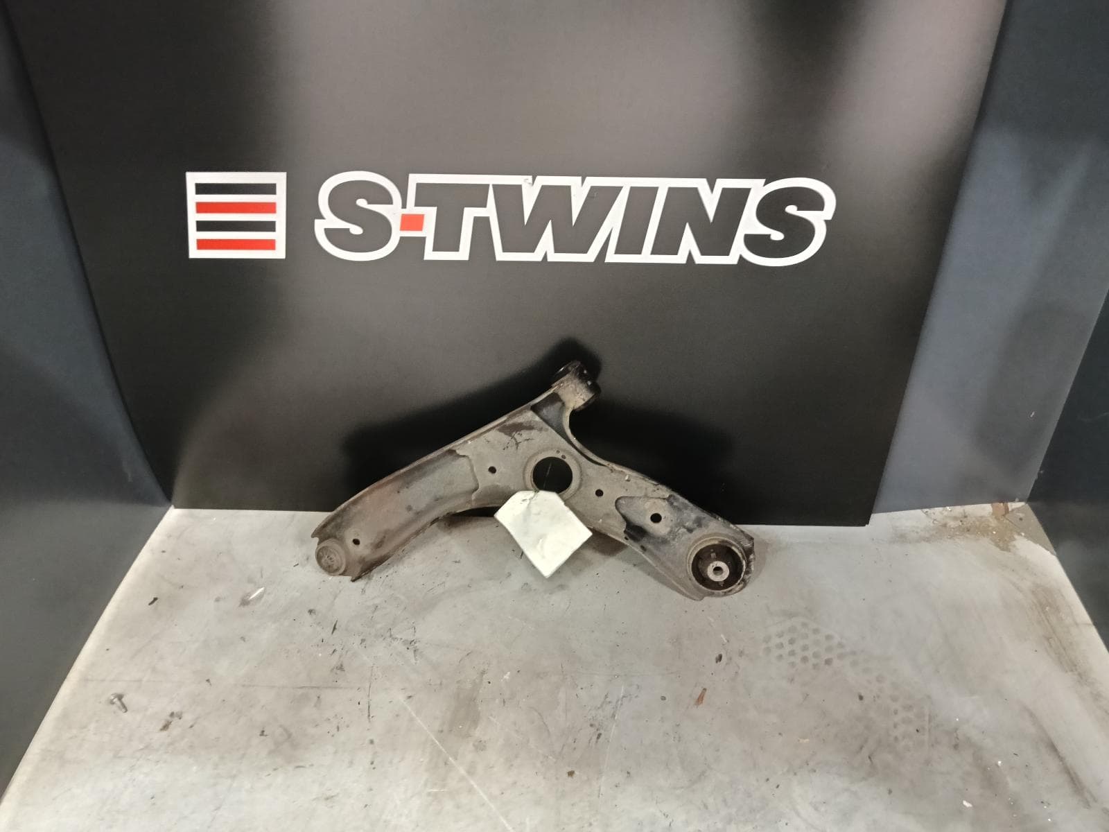 Used auto part listing image: 2021 HYUNDAI I30 RIGHT FRONT LOWER CONTROL ARM CN7, SEDAN (S.KOREA VIN KMHL), N LINE/N LINE PREMIUM, 08/20- 0000384293