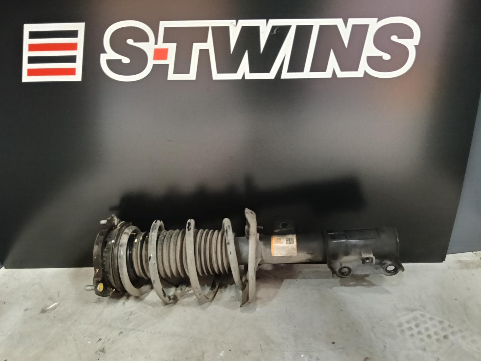 Used auto part listing image: 2021 HYUNDAI I30 LEFT FRONT STRUT CN7, SEDAN, 10/20- 0000384279