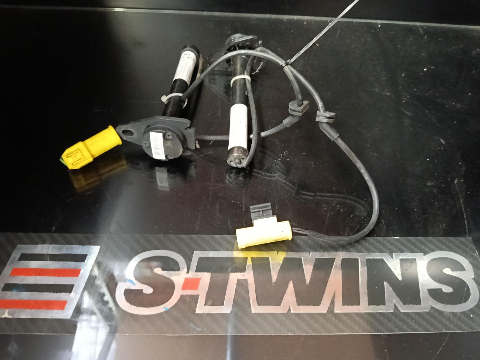 Used auto part listing image: 2015 MERCEDES C CLASS BONNET HINGE STRUT BONNET ACTUATORS (PAIR), W205, 06/14-09/21 0000384177