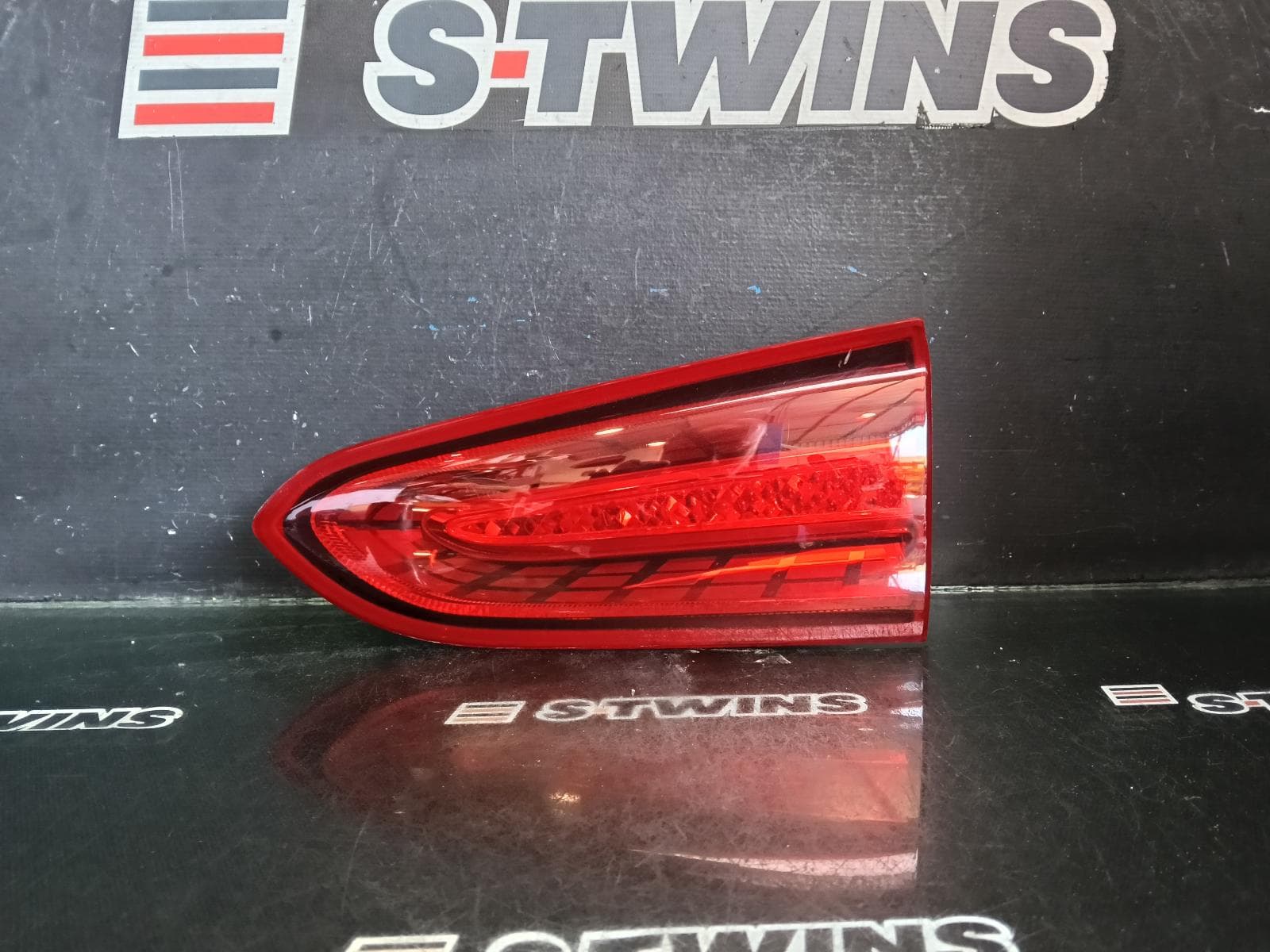Used auto part listing image: 2020 HYUNDAI SANTA FE REAR GARNISH TAILGATE LAMP (RH SIDE), TM, LED TYPE, 03/18-09/20 0000383563