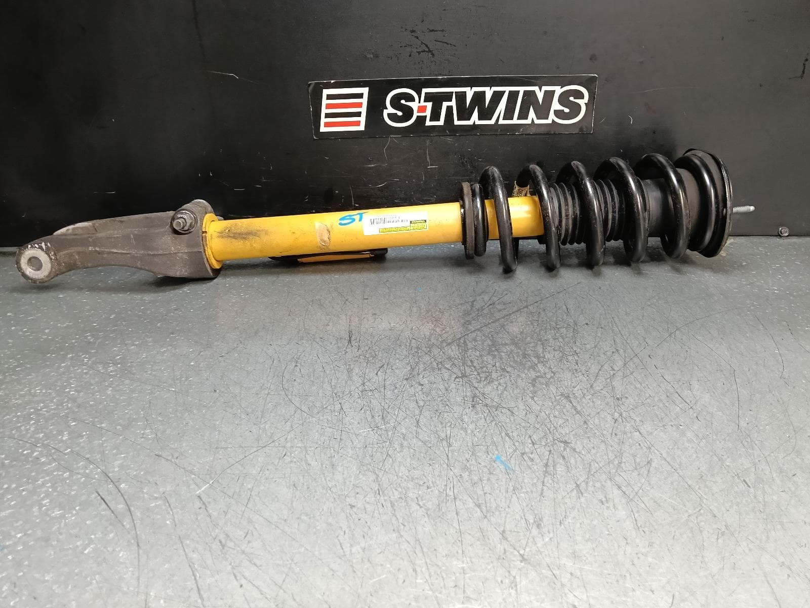 Used auto part listing image: 2017 JEEP GRANDCHEROKEE LEFT FRONT STRUT WK, SRT TYPE, 09/16-02/22 0000383650