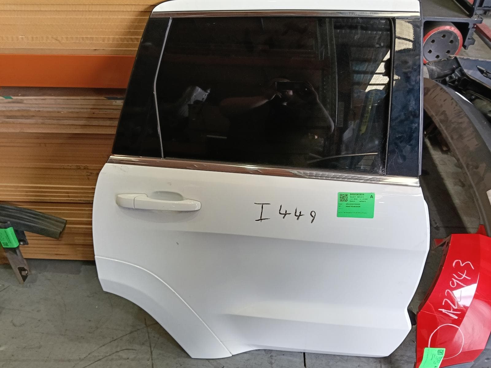 Used auto part listing image: 2014 JEEP GRANDCHEROKEE RIGHT REAR DOOR SLIDING WK, NON MOULD TYPE, SRT/SRT8, 04/13-02/22 0000383954