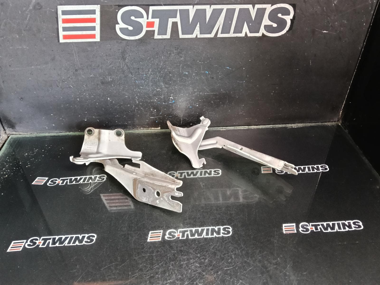 Used auto part listing image: 2020 MAZDA BT50 BONNET HINGE STRUT HINGES (PAIR), UP-UR, 10/11-06/20 0000385219