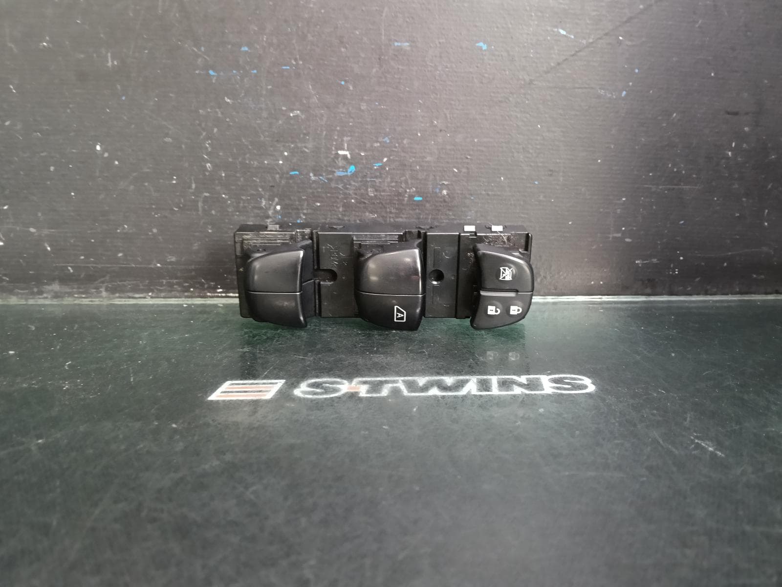 Used auto part listing image: 2020 NISSAN NAVARA PWR DR WIND SWITCH NP300, RH FRONT (MASTER SWITCH), POWER FOLD, DUAL CAB, 04/15- 0000385610