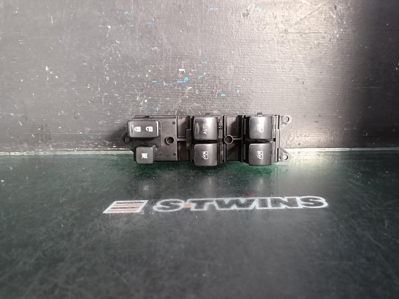 Used auto part listing image: 2016 MITSUBISHI OUTLANDER PWR DR WIND SWITCH RH FRONT (MASTER SWITCH), ZK, 01/15-03/18 0000386677