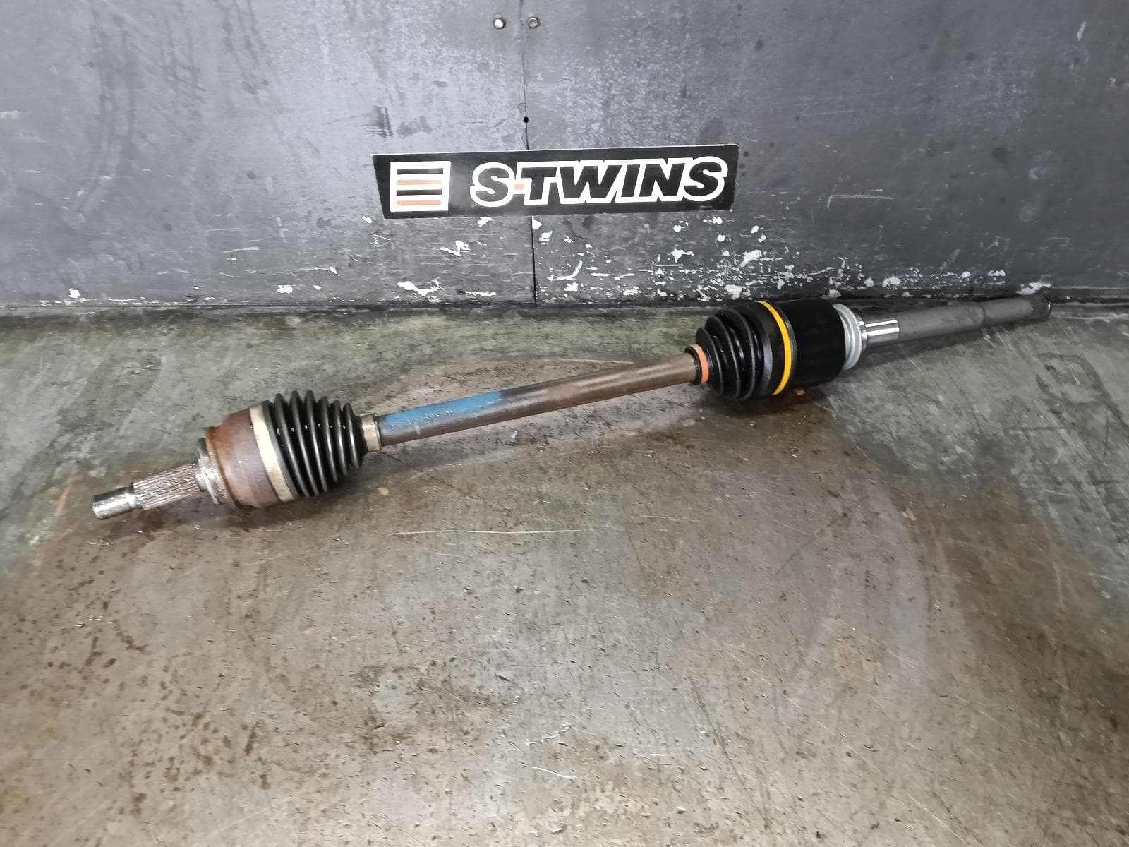 Used auto part listing image: 2016 MITSUBISHI OUTLANDER RIGHT DRIVESHAFT FRONT, AWD, PETROL, 2.4, ZJ-ZL, 10/12-07/21 0000386686