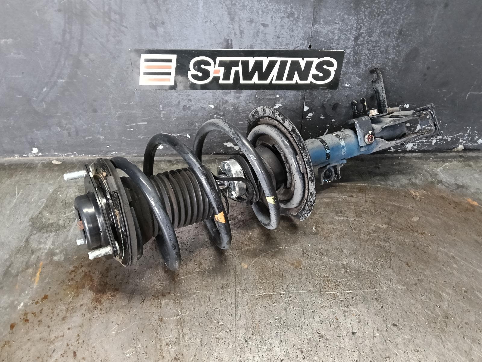 Used auto part listing image: 2016 MITSUBISHI OUTLANDER RIGHT FRONT STRUT ZJ-ZL, 10/12-07/21 0000386685